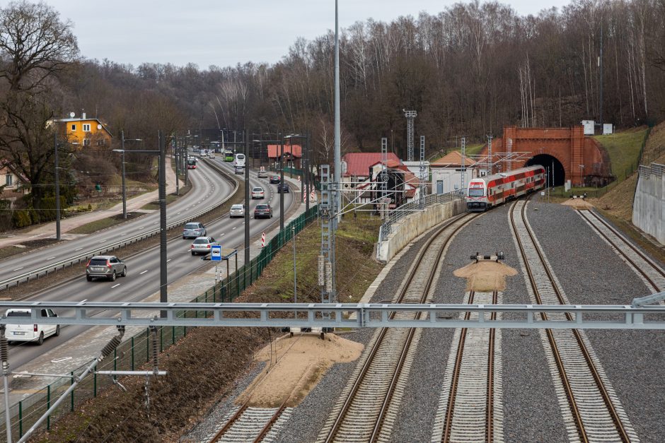 Automobilių aikštelė virš bėgių: utopinė konservatorių idėja?