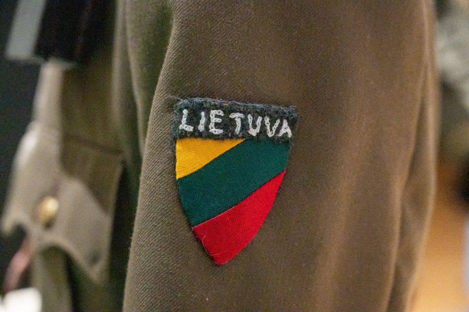 Lietuvos partizanų uniformos: nepriklausomybės tąsos ženklai