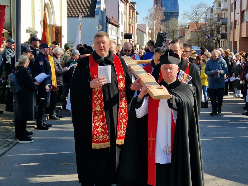 Pasiruošimas Velykoms – laikantis tradicijų: klaipėdiečiai nešė kryžių