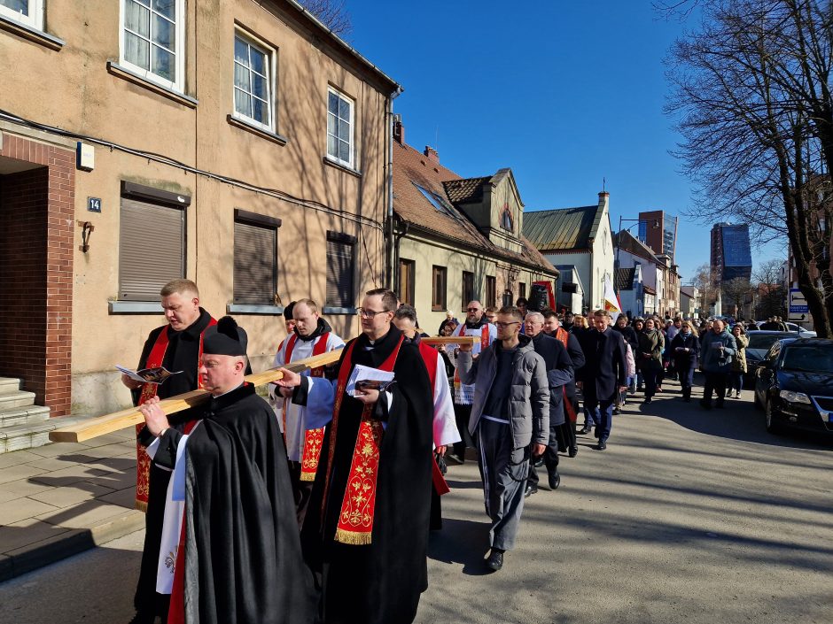 Pasiruošimas Velykoms – laikantis tradicijų: klaipėdiečiai nešė kryžių