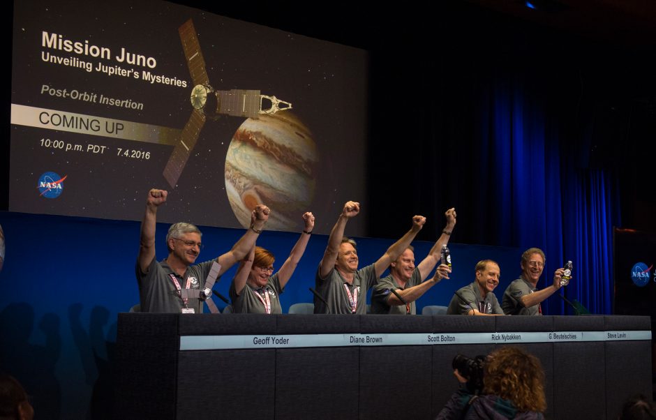 „Juno“ siunčiamų signalų klausosi 79-erių NASA darbuotoja