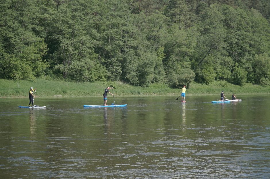 Paramos projektas, vaikų svajones įgyvendinsiantis irklentėmis, – jau vandeny