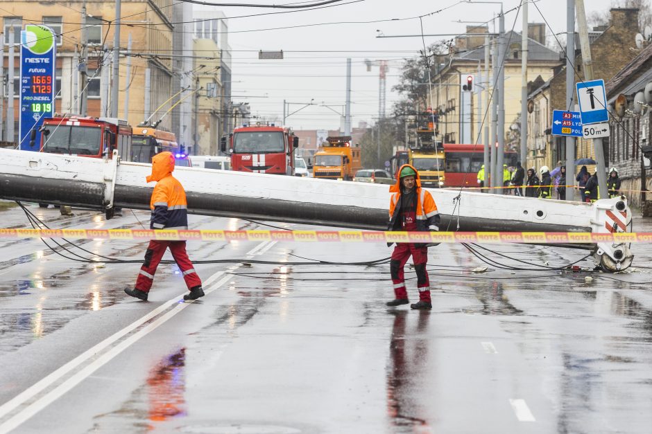 Sostinės Kauno gatvėje nukrito kranas: sužeistas montuotojas, užblokuotas eismas