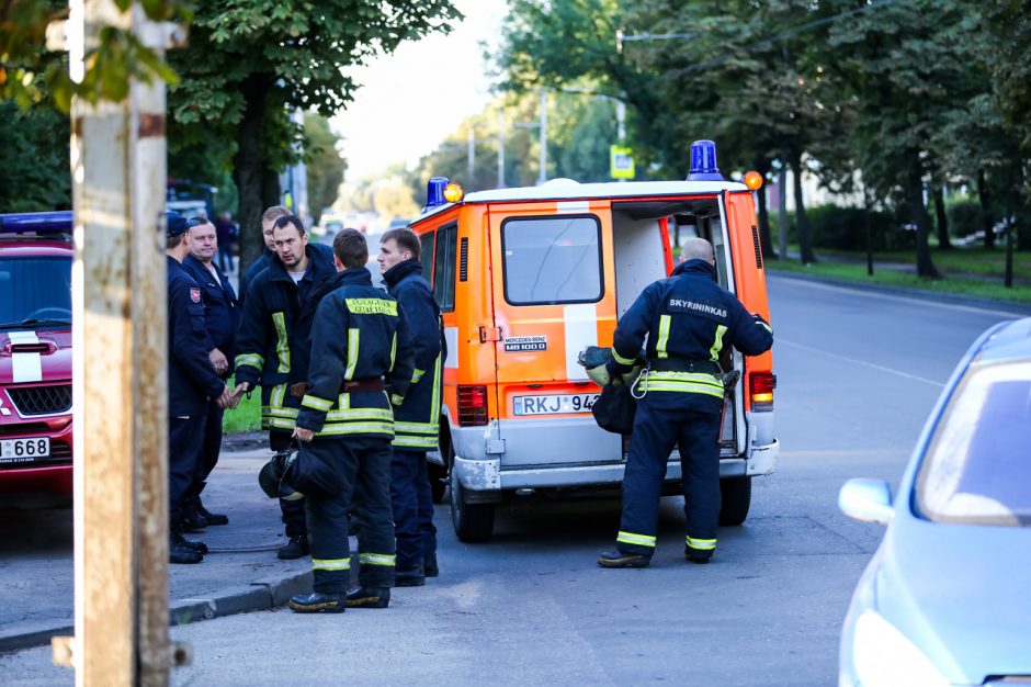 Gaisras daugiabučio gyventojus išvijo iš namų