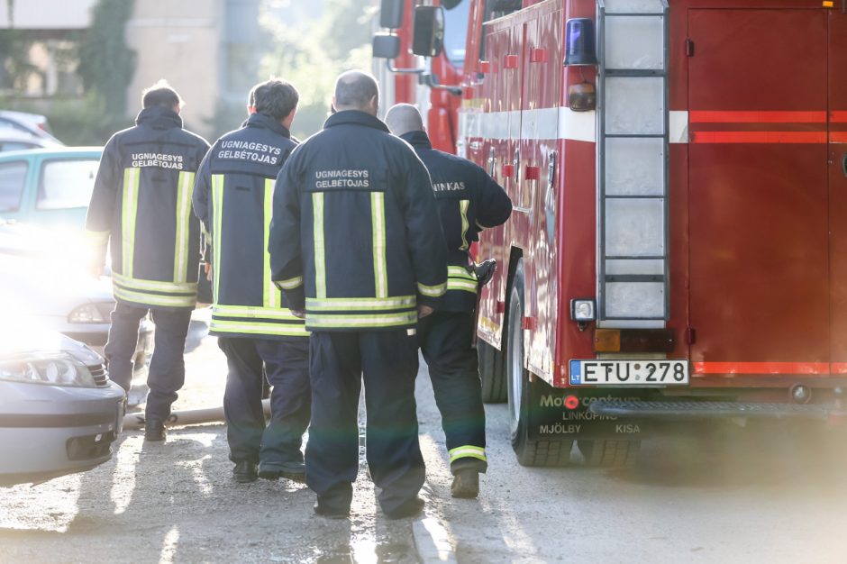 Gaisras daugiabučio gyventojus išvijo iš namų