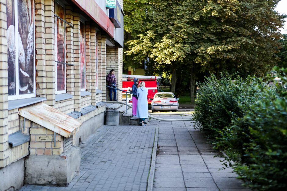 Gaisras daugiabučio gyventojus išvijo iš namų