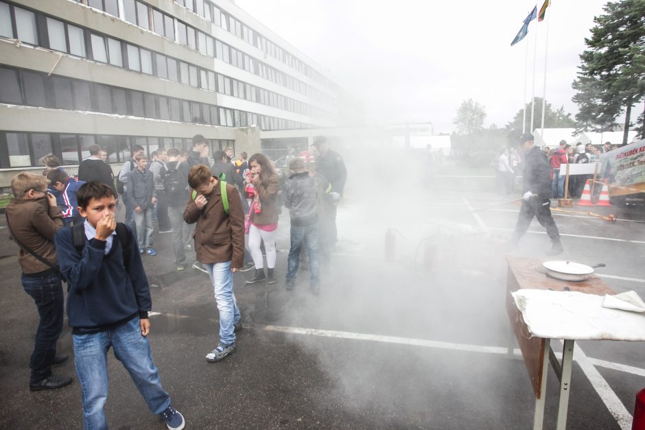 Mokslo mugėje moksleiviai vidury dienos žvalgėsi po žvaigždėtą dangų