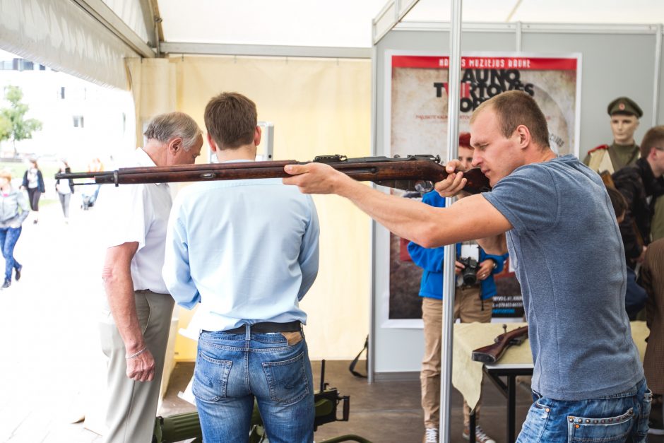 Mokslo mugėje moksleiviai vidury dienos žvalgėsi po žvaigždėtą dangų