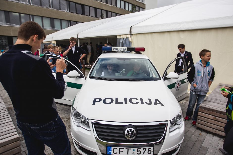 Mokslo mugėje moksleiviai vidury dienos žvalgėsi po žvaigždėtą dangų