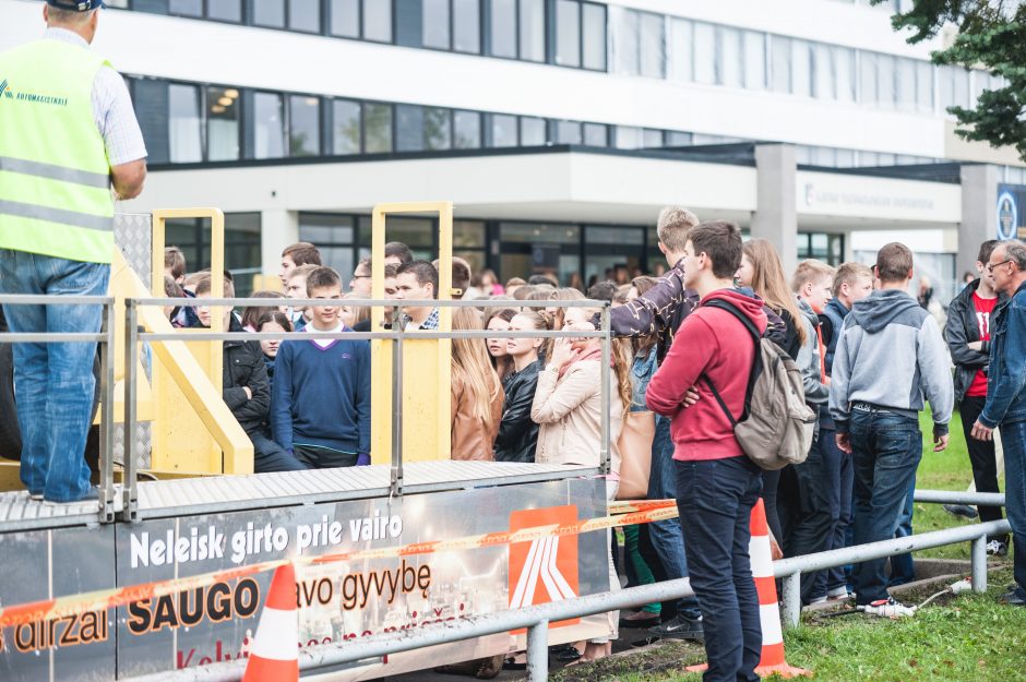 Mokslo mugėje moksleiviai vidury dienos žvalgėsi po žvaigždėtą dangų