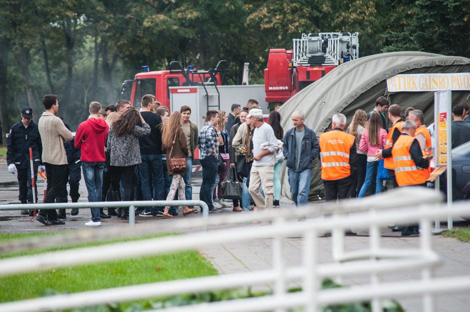 Mokslo mugėje moksleiviai vidury dienos žvalgėsi po žvaigždėtą dangų