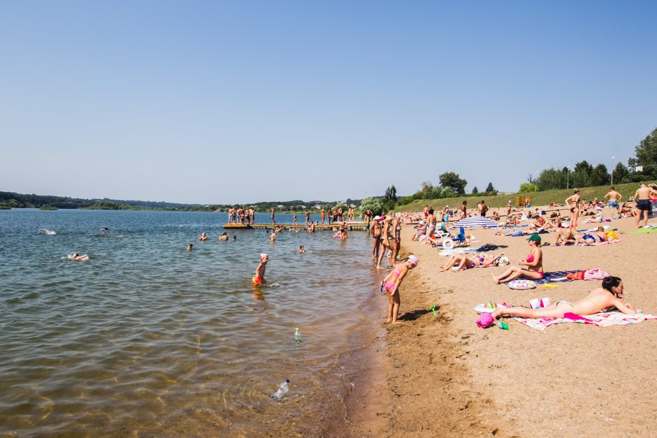 Kauniečiai karštą vasaros dieną leidžia prie vandens telkinių