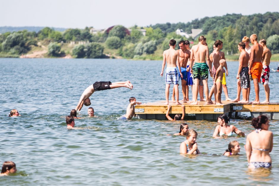 Kauniečiai karštą vasaros dieną leidžia prie vandens telkinių