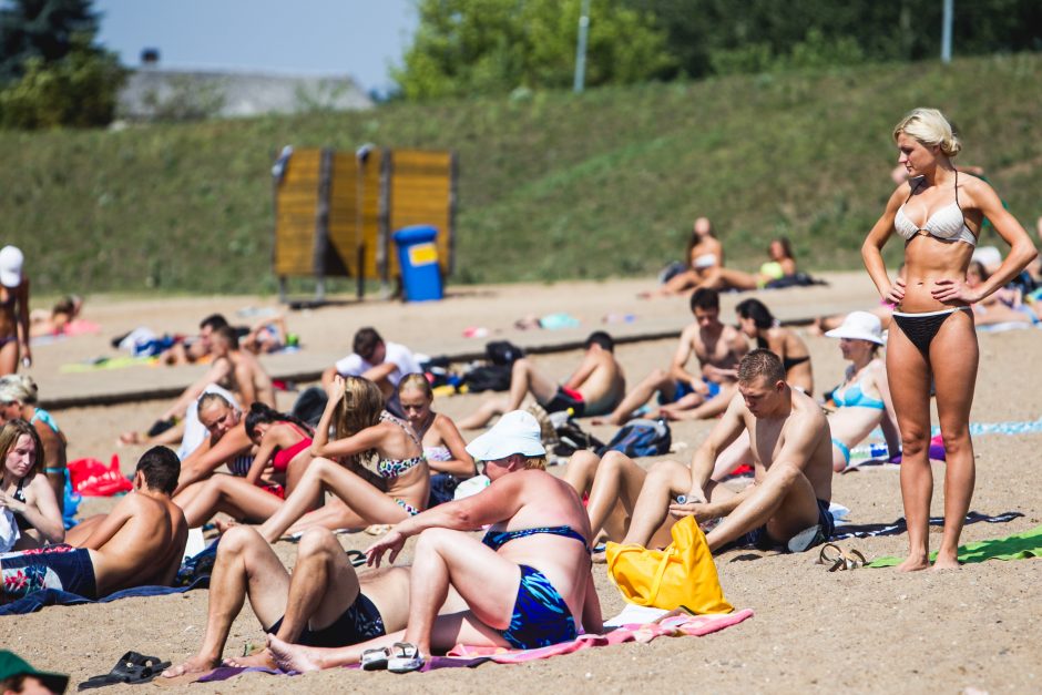 Kauniečiai karštą vasaros dieną leidžia prie vandens telkinių