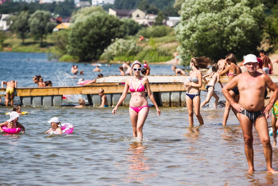 Kauniečiai karštą vasaros dieną leidžia prie vandens telkinių