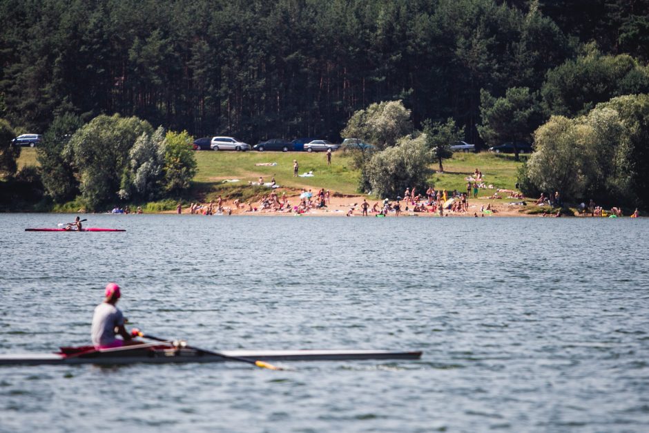 Kauniečiai karštą vasaros dieną leidžia prie vandens telkinių