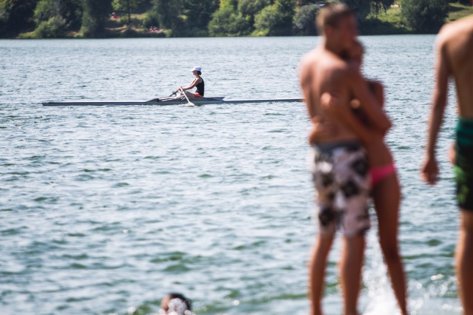 Kauniečiai karštą vasaros dieną leidžia prie vandens telkinių