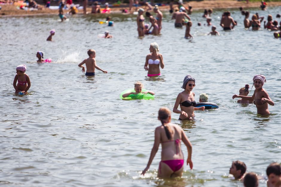 Kauniečiai karštą vasaros dieną leidžia prie vandens telkinių