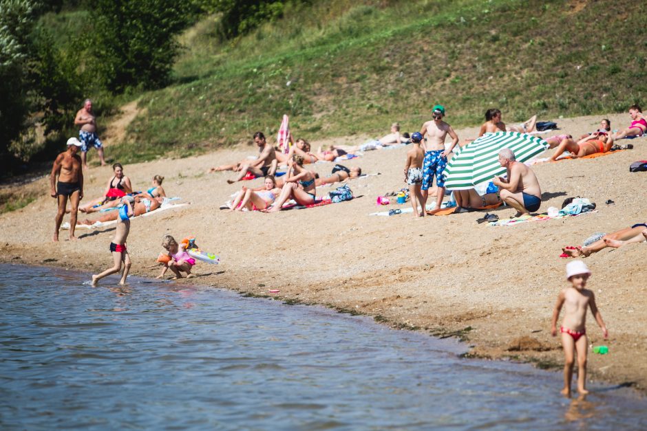 Kauniečiai karštą vasaros dieną leidžia prie vandens telkinių