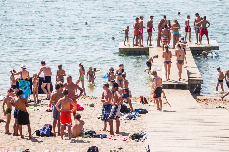 Kauniečiai karštą vasaros dieną leidžia prie vandens telkinių