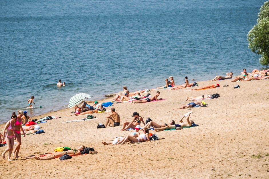 Kauniečiai karštą vasaros dieną leidžia prie vandens telkinių