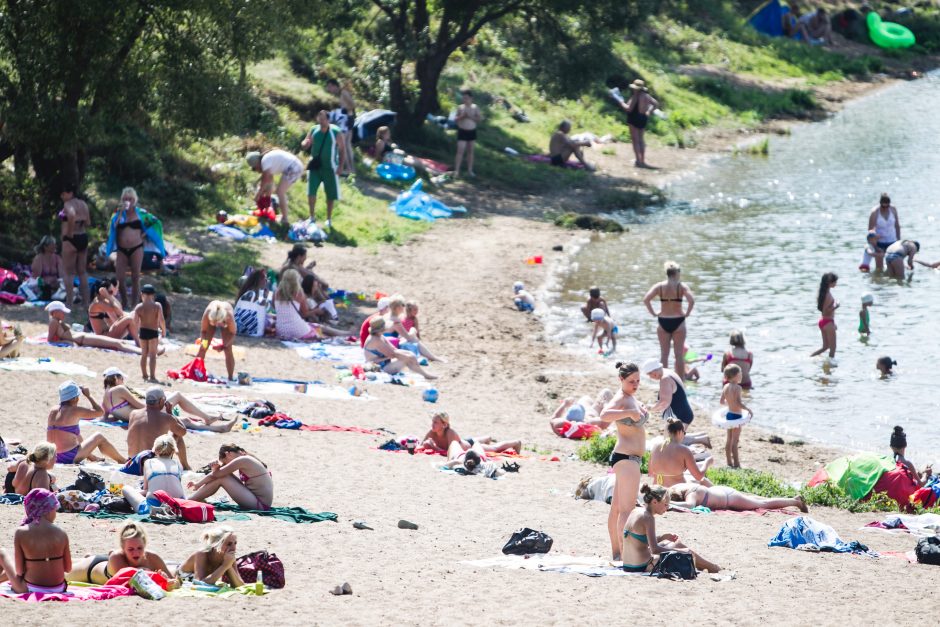 Kauniečiai karštą vasaros dieną leidžia prie vandens telkinių