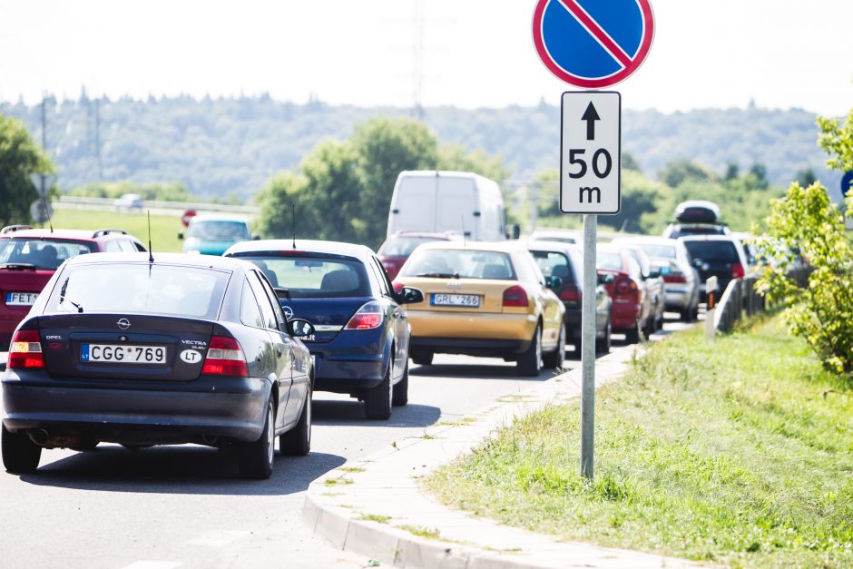 Kauniečiai karštą vasaros dieną leidžia prie vandens telkinių