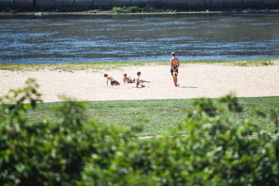 Kauniečiai karštą vasaros dieną leidžia prie vandens telkinių