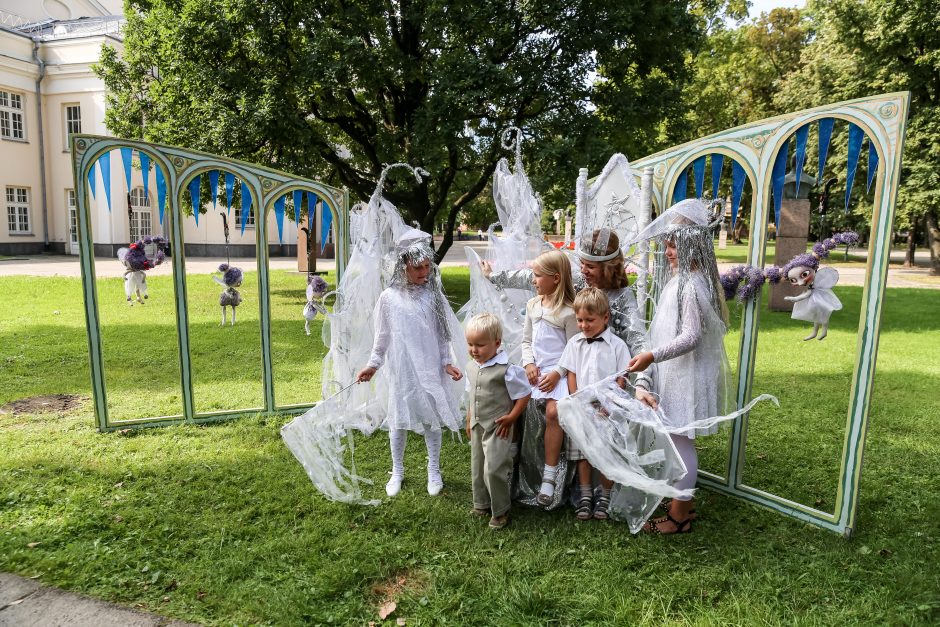 Kauno lėlių teatro prieigos virto Pasakų šalimi