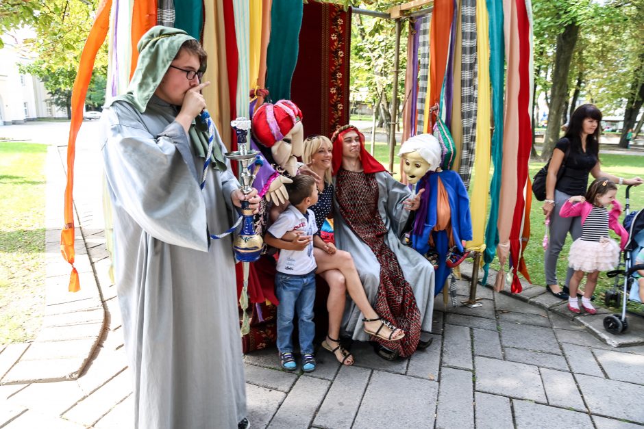 Kauno lėlių teatro prieigos virto Pasakų šalimi