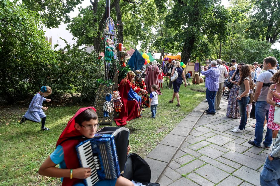 Kauno lėlių teatro prieigos virto Pasakų šalimi