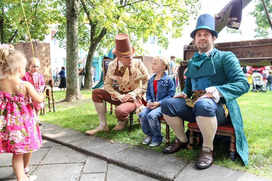 Kauno lėlių teatro prieigos virto Pasakų šalimi