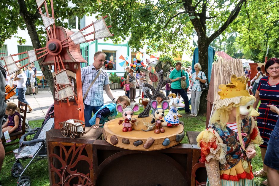 Kauno lėlių teatro prieigos virto Pasakų šalimi