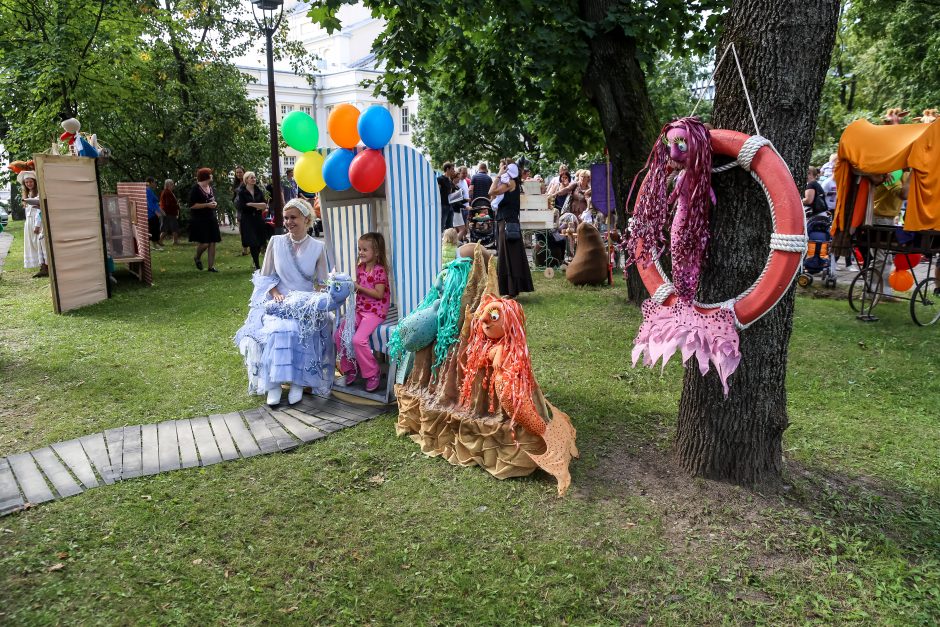 Kauno lėlių teatro prieigos virto Pasakų šalimi