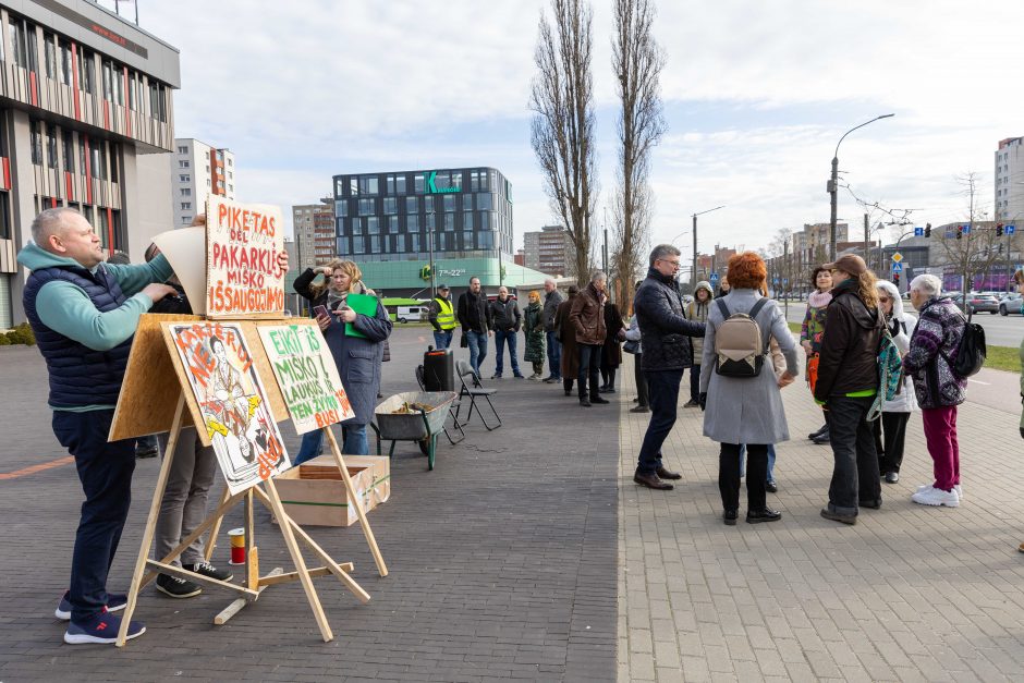 Surengė piketą prieš karjerą Pakarklės miške: beldėsi į tarybos narių sąžinę