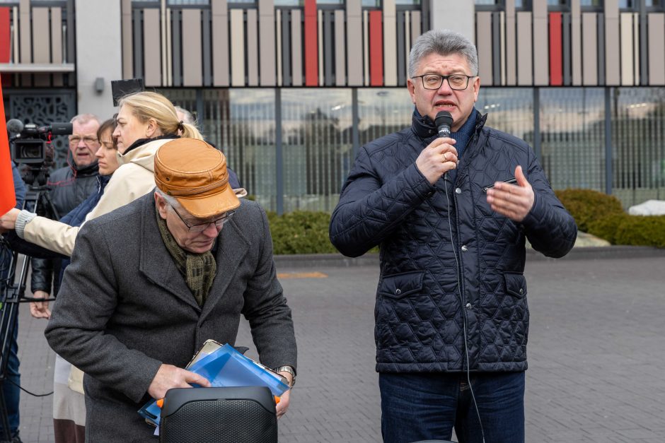 Surengė piketą prieš karjerą Pakarklės miške: beldėsi į tarybos narių sąžinę