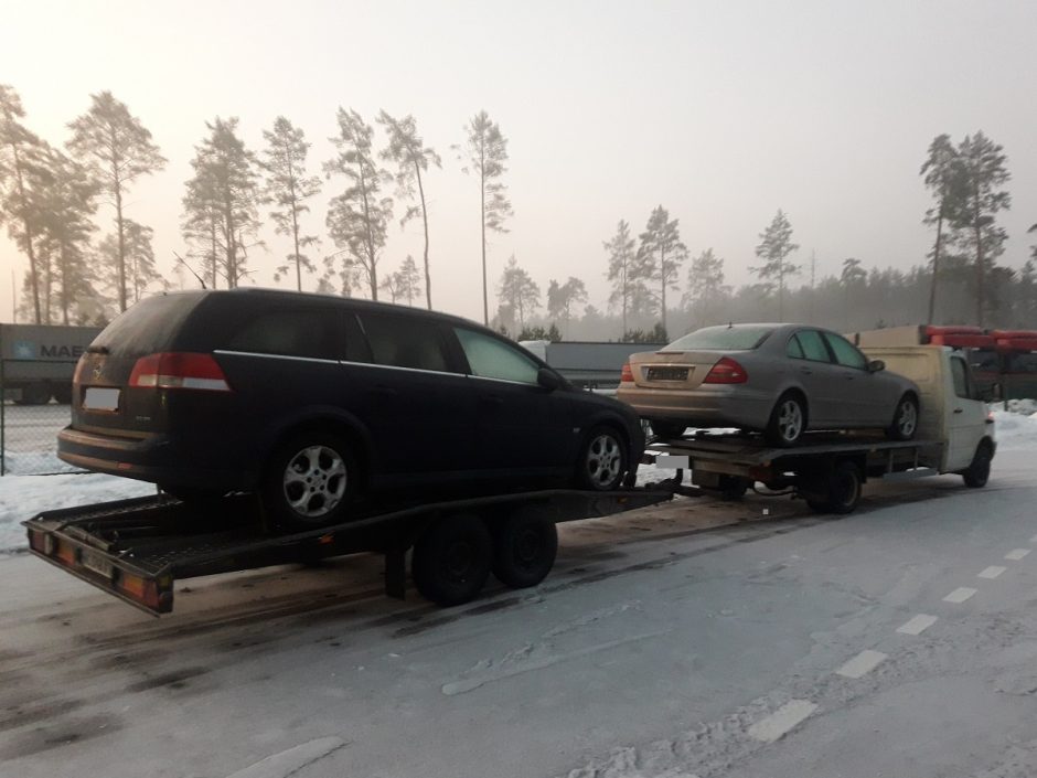 Pasieniečiai sulaikė naudotus automobilius gabenusį ukrainietį