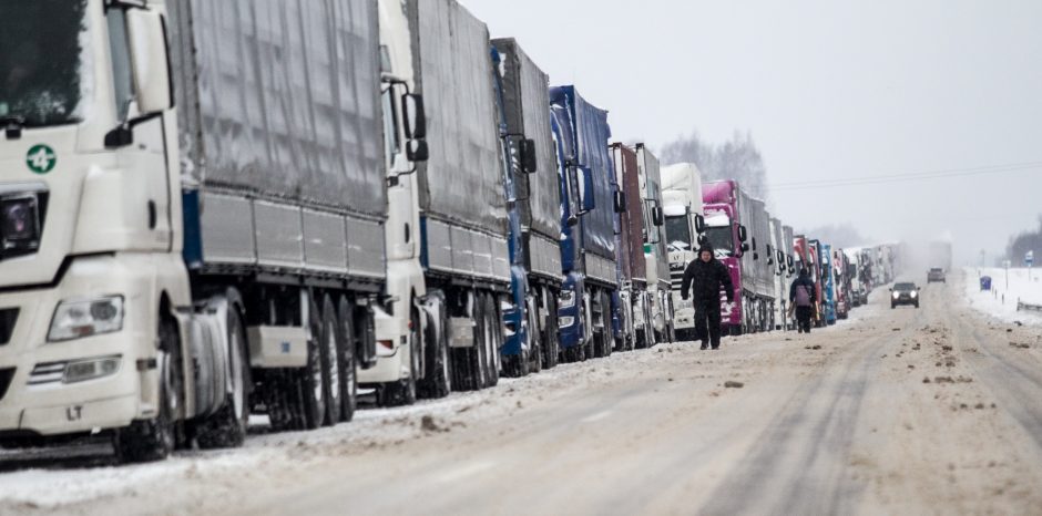 Vežėjai reaguoja į planus didinti akcizą dyzelinui: siūlo dalį grąžinti vilkikų savininkams