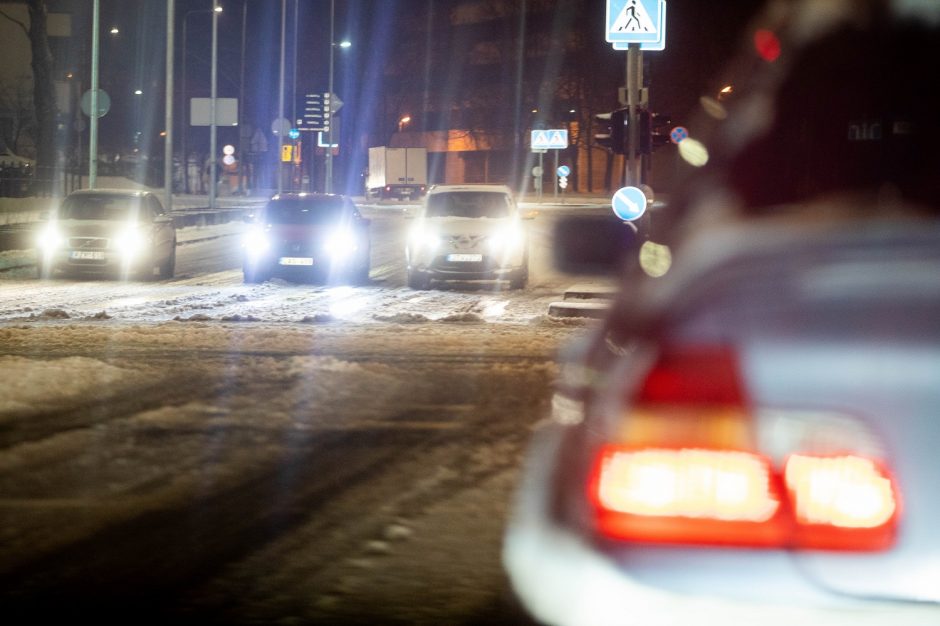 Svarbi žinia vairuotojams: netrukus rodant posūkį teks būti dvigubai atidesniems