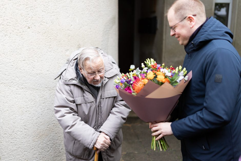 Pasveikinti V. Landsbergio su 91-uoju gimtadieniu prie namų susirinko bendražygiai ir draugai