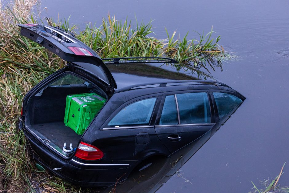 Į upę ties Grigiškėmis įlėkė automobilis: tarnybos ištraukė moterį