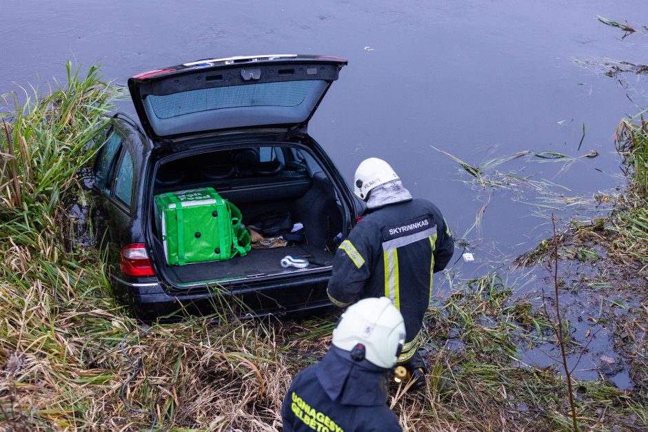 Į upę ties Grigiškėmis įlėkė automobilis: tarnybos ištraukė moterį