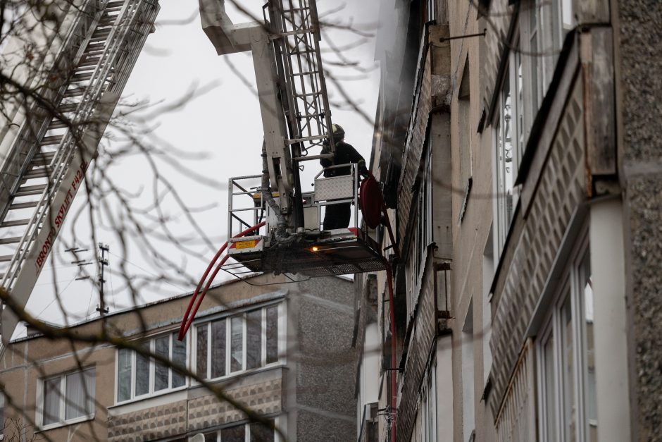 Iš degančio daugiabučio Viršuliškėse buvo išgelbėta penkiolika žmonių, du žuvo