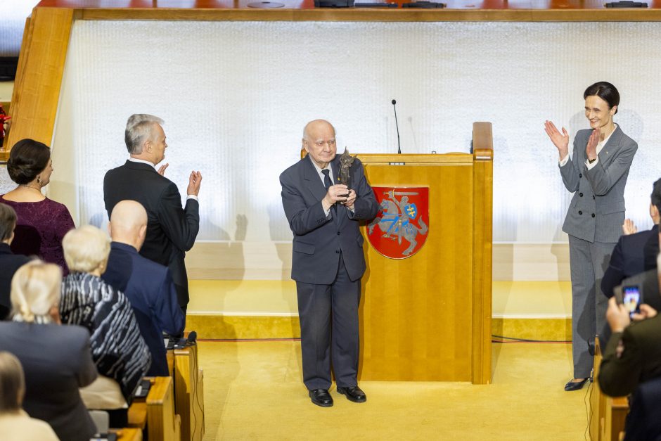 Laisvės premijos įteiktos Europos Parlamentui ir disidentui P. Plumpai