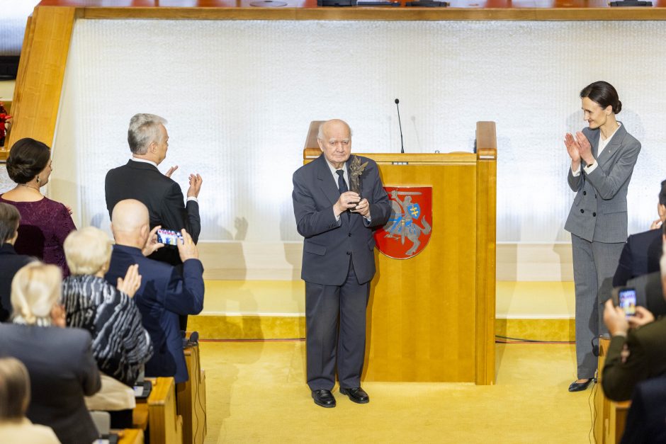 Laisvės premijos įteiktos Europos Parlamentui ir disidentui P. Plumpai