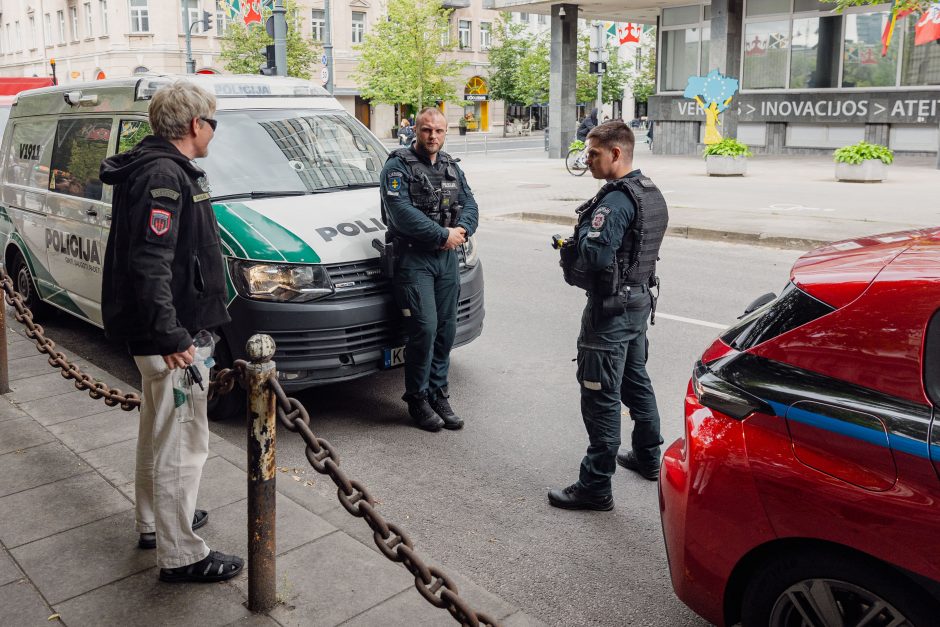 Proteste dėl atminimo lentos K. Škirpai nukabinimo sulaikyti trys asmenys