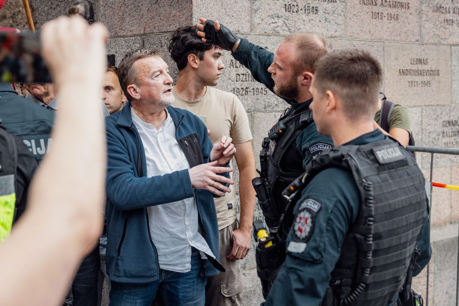 Proteste dėl atminimo lentos K. Škirpai nukabinimo sulaikyti trys asmenys