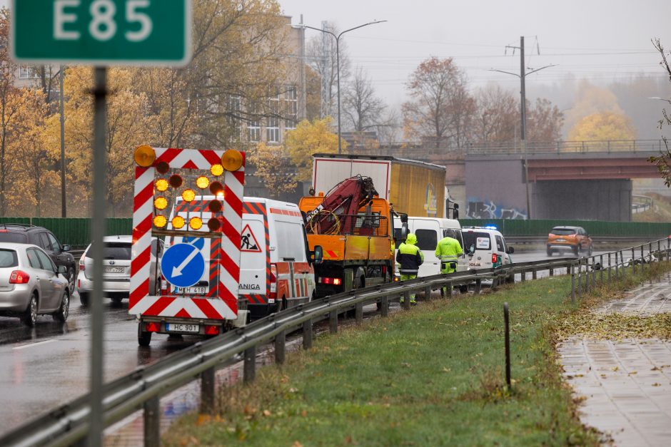 Vilniuje apvirto ant atitvaro užvažiavęs vilkikas