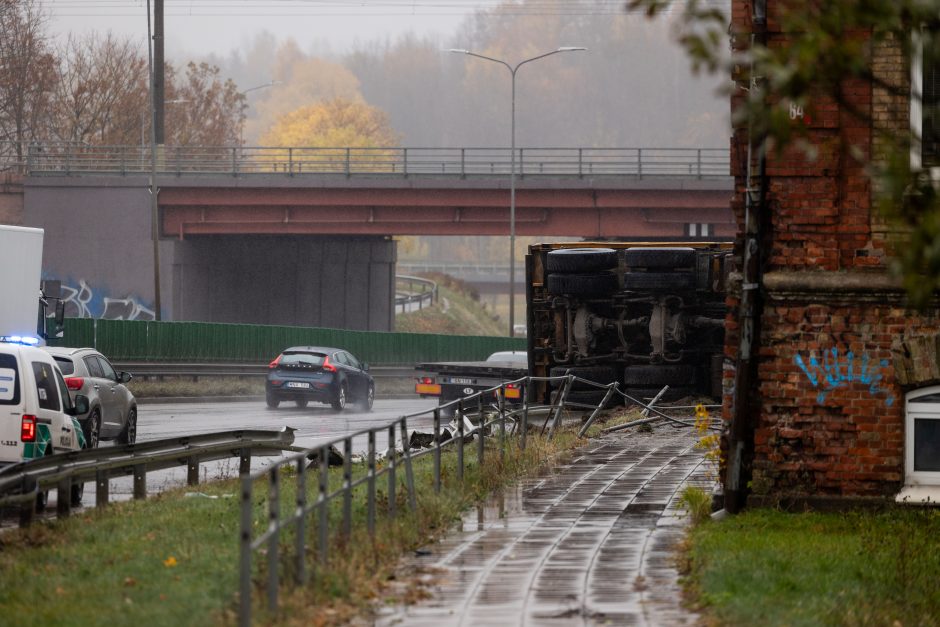 Vilniuje apvirto ant atitvaro užvažiavęs vilkikas