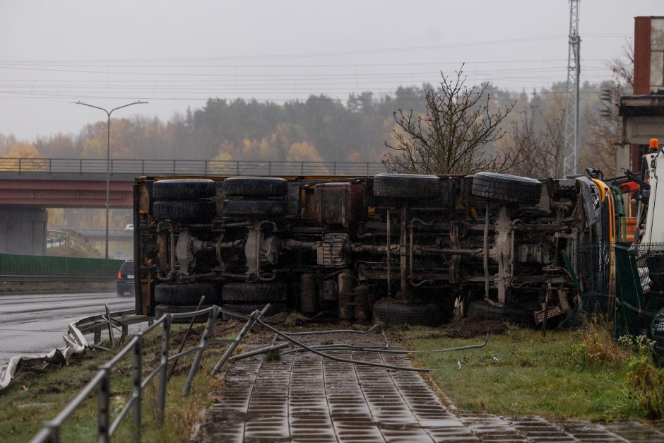 Vilniuje apvirto ant atitvaro užvažiavęs vilkikas